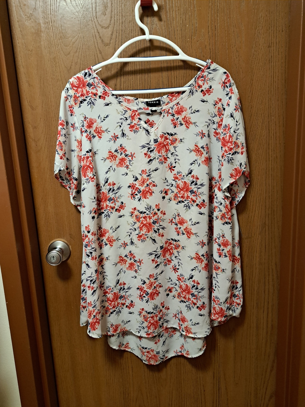 torrid White Floral V-Neck Short Sleeve Tunic